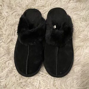 Black fur slippers